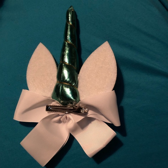 White unicorn bow hair clip - Picture 2 of 3